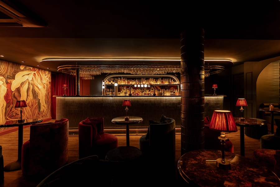 hush members club Warwickshire, England art deco roaring twenties 20s glamour velvet red blue low ambient lighting wall art fluted glass marble tables table lamps bar mural