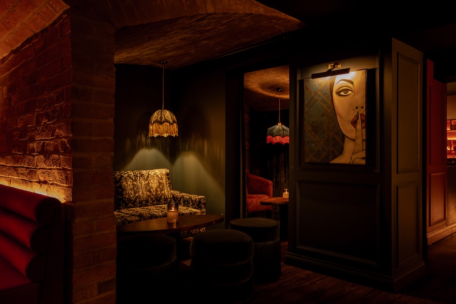 hush members club Warwickshire, England art deco roaring twenties 20s glamour velvet red blue low ambient lighting wall art fluted glass