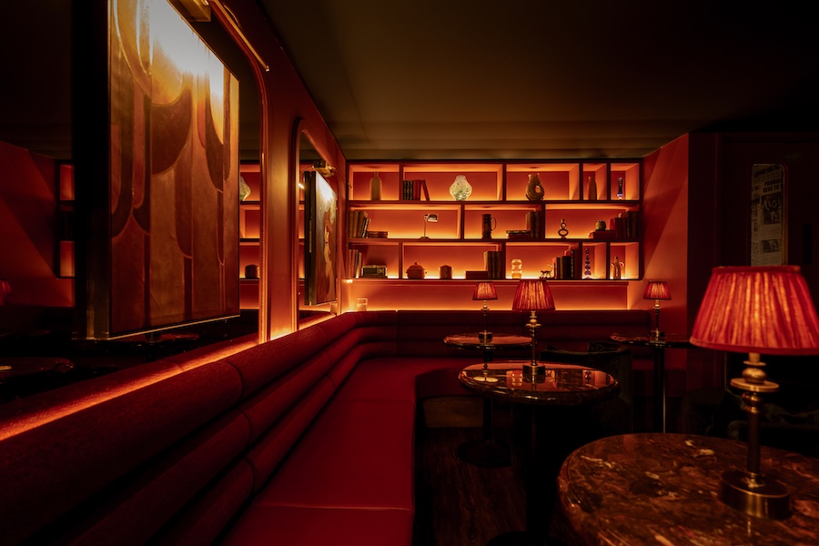 hush members club Warwickshire, England art deco roaring twenties 20s glamour velvet red blue low ambient lighting wall art fluted glass underlit shelves table lamps