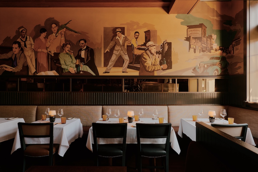 izzy's steaks & chops san francisco marina district prohibition era saloon black and white tiled floor bar wood finishes art gallery wall white tablecloths mural