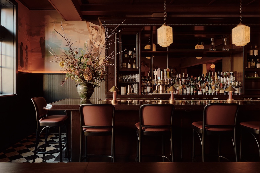 izzy's steaks & chops san francisco marina district prohibition era saloon black and white tiled floor bar wood finishes