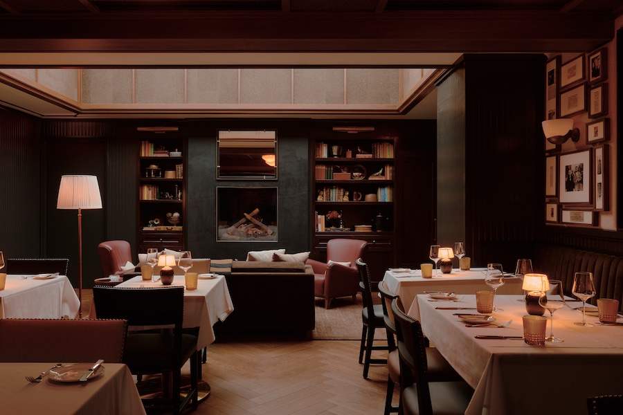 izzy's steaks & chops san francisco marina district prohibition era saloon black and white tiled floor bar wood finishes art gallery wall white tablecloths