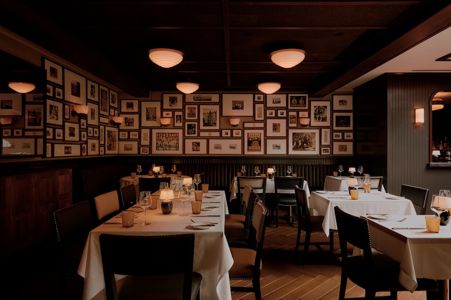 izzy's steaks & chops san francisco marina district prohibition era saloon black and white tiled floor bar wood finishes art gallery wall white tablecloths