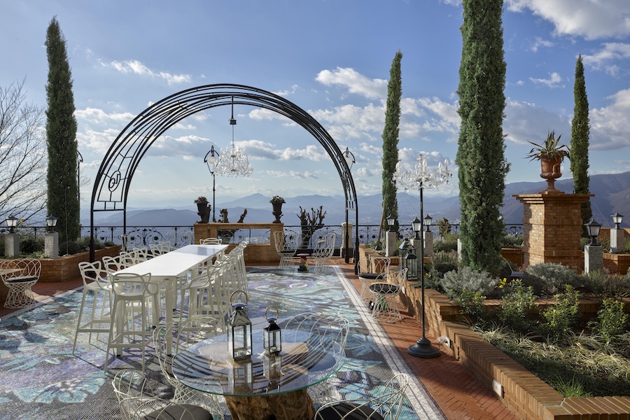Nuvole Garden Hotel lake como italy courtyard arch communal table
