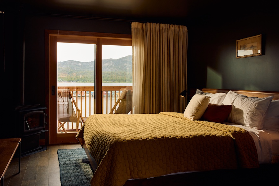 Hotel marina riviera big bear california casetta viking apres ski lodge midcentury natural colors guestroom yellow quilt green walls balcony