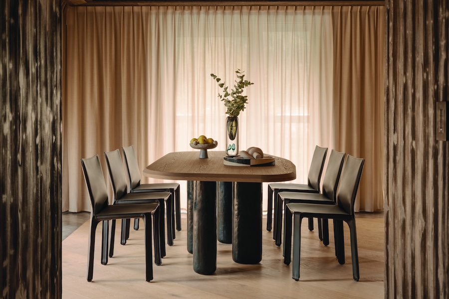 ROSEWOOD COURCHEVEL LE JARDIN ALPIN french alps Les Trois Vallées ski region midcentury alpine natural palette white sheer curtains dining table